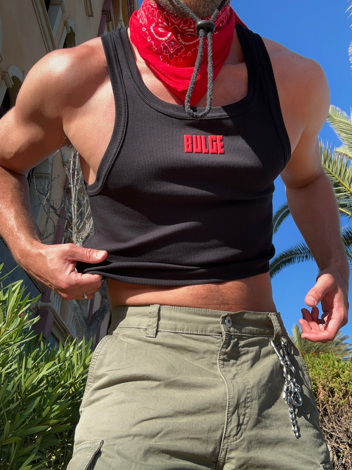CROP TOP BULGE BLACK · RED LOGO