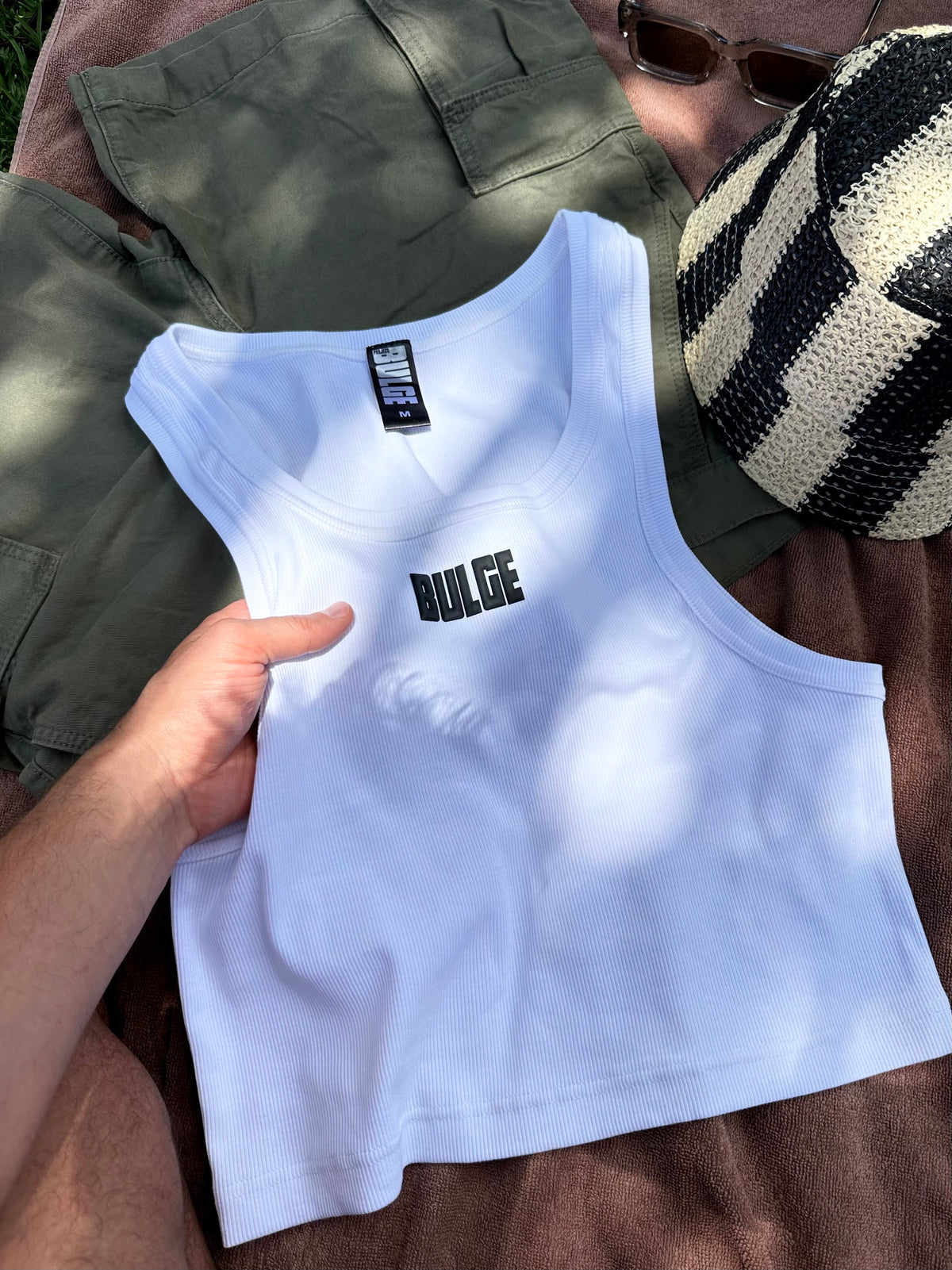 CROP TOP BULGE WHITE · BLACK LOGO
